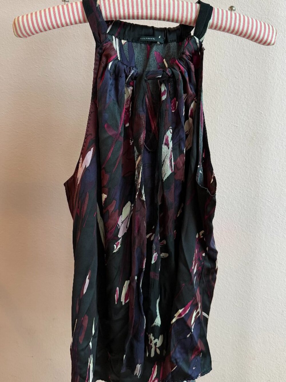 Womens Sleeveless Tie-Neck Blouse
